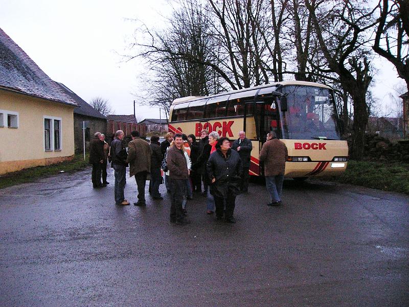 Ankunft_Hostau.JPG - Die Waldthurner Delegation trifft in Hostau ein.