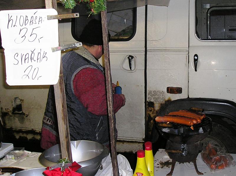 Grill.JPG - Für den kleinen Hunger eine große Wurst, auch das gehört zum Weihnachtsmarkt.