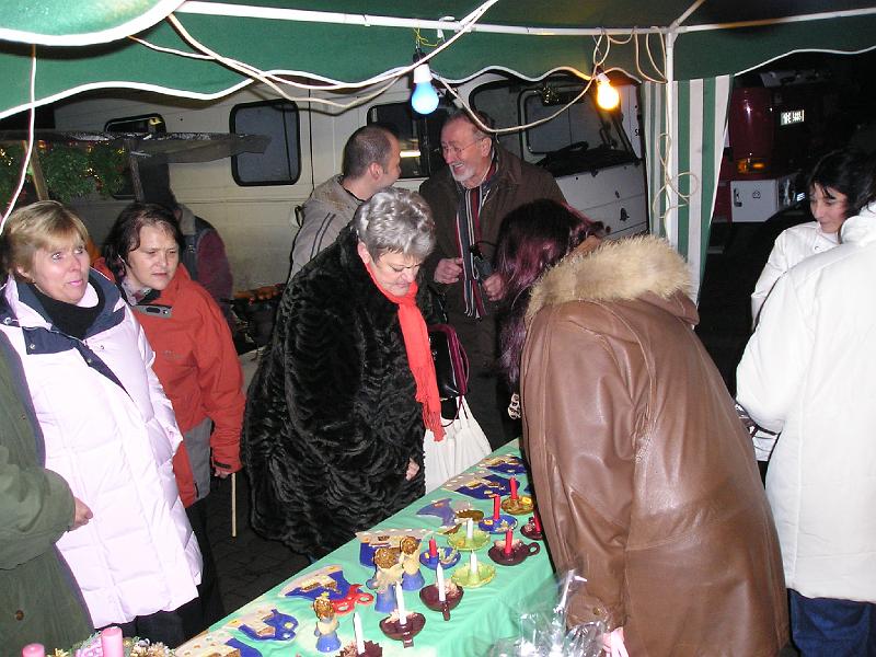 Markt_Schauen.JPG - Selbstgebasteltes bieten die Mitarbeiter der Hostauer Erziehungsanstal an.