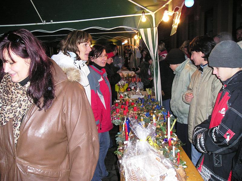 Staende.JPG - Schöne Adventskränze und origineller Weihnachtschmuck werden auf dem Markt angeboten.