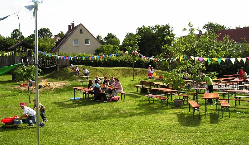 2_Bgm_Ende.JPG - Das Fest ist vorbei, der Platz wird aufgeräumt. Lediglich ein Biertisch mit zwei Waldthurner Bürgermeistern wollte sich gar nicht leeren...