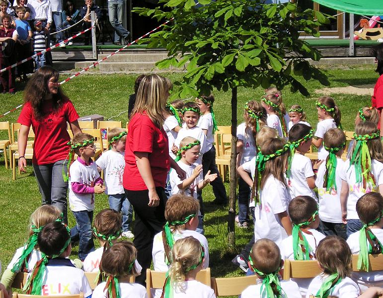 Baumtanz.JPG - Das Fest machte den Kindern sichtlich riesigen Spaß.