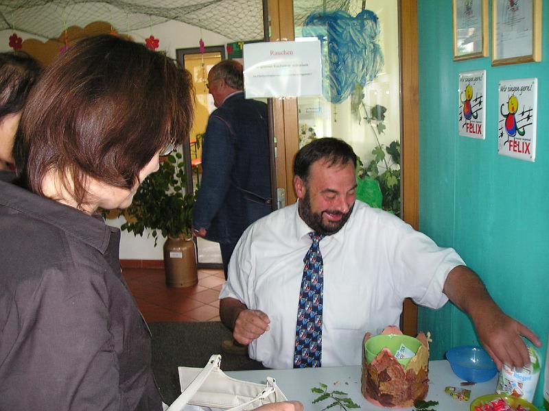 Kassier.JPG - Bürgermeister Josef Beimler sammelt am Eingang Spenden für den Kindergarten.