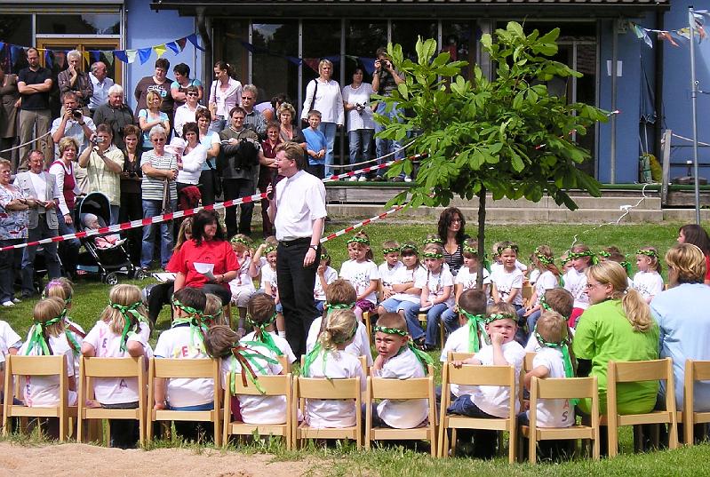 Pfarrer.JPG - Pfarrer Marek Baron begrüßt die Kinder, natürlich auch die Eltern und die vielen Gäste.