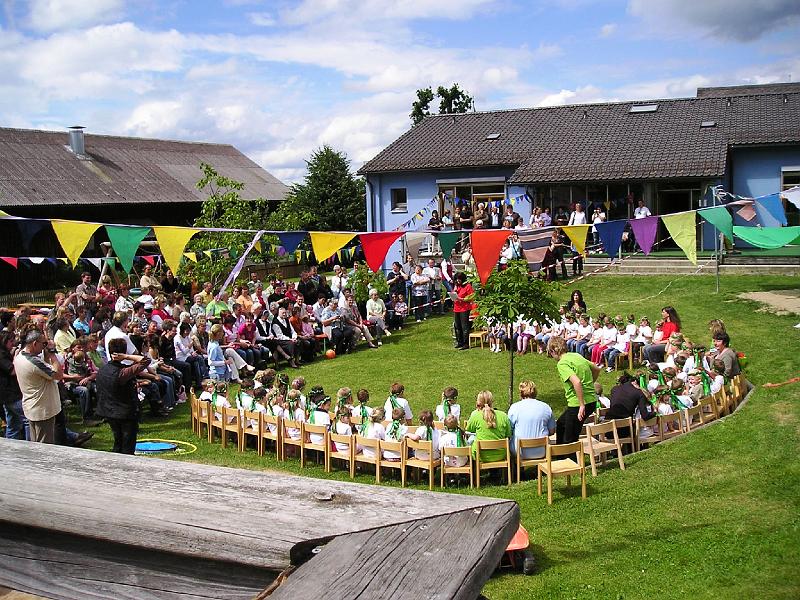 Runde.JPG - Im wunderschönen Garten der Kindertagesstätte zeigen die Kinder ein tolles Programm.