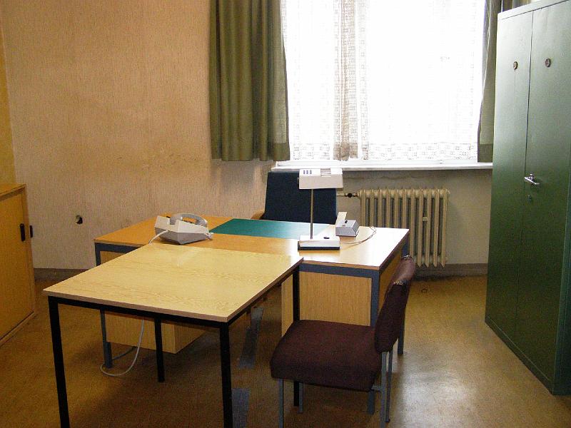 49_Hohen_Verhoer_Zimmer.JPG - Schmucklos und kalt wirken die Vernehmungszimmer im Stasi-Gefängnis.