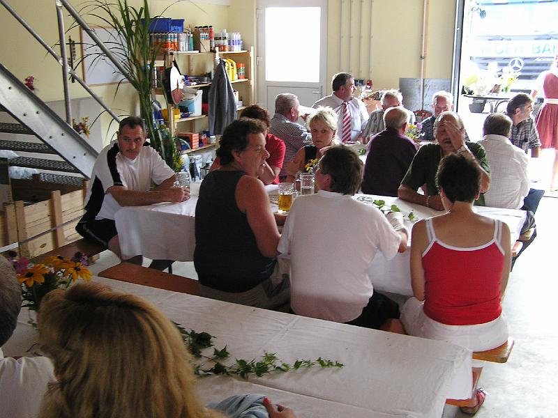3_Sitzen.JPG - Gemütliches Beisammensitzen in der Firmenhalle nach dem offiziellen Teil.