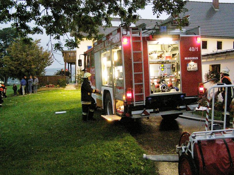C_FW_Waldthurn_Auto_Licht.JPG - Das neue Löschfahrzeug der Waldthurner Feuerwehr am Zentrum des "Brandgeschehens".