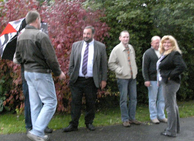 C_Promis_trueb.JPG - Bürgermeister Josef Beimler (mit Schlips) zeigte sich nach Abschluss der Übung entspannt.