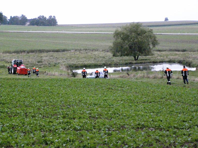 C_Spielberg_Ausschwaermen.JPG - Einsatzort der Spielberger am Weig-Weiher oberhalb des Lagerhauses. Von dort soll die zweite Schlauchleitung nach Ottenrieth kommen.