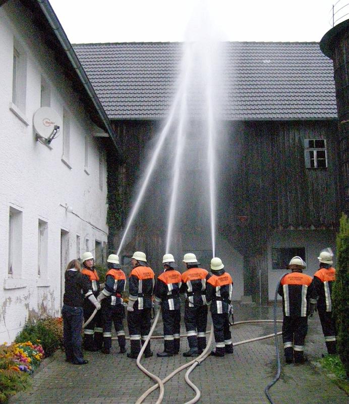 F_C_Strahlteam.JPG - In Reih und Glied stehen die Spritzenmänner und -frauen an den Strahlrohren, der "Brand" ist unter Kontrolle.