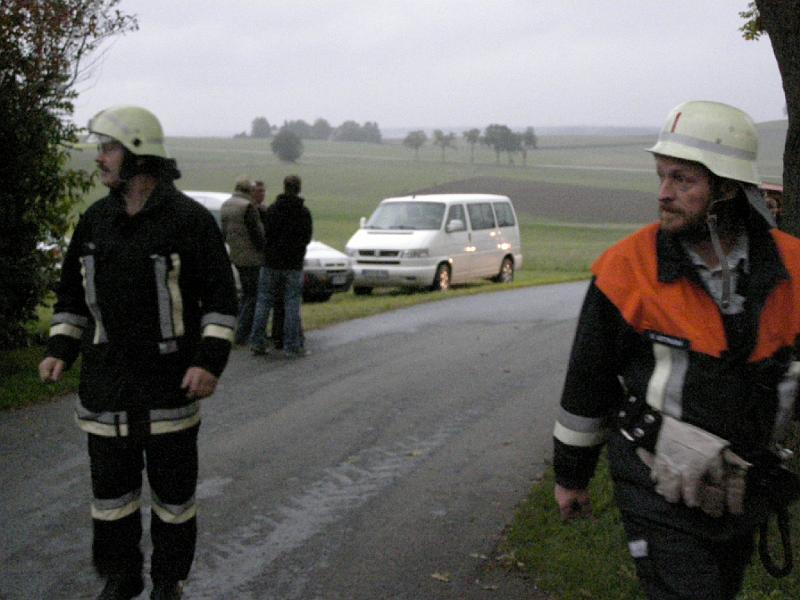 F_Kommandant.JPG - Der "Hausherr" und Kommandant Georg Wittmann (rechts) von der Lennesriether Wehr mit entschlossenem Blick und Schritt.