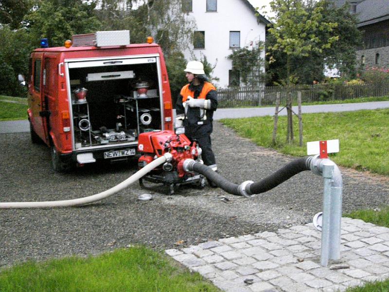 F_Pumpen.JPG - Die Lennesriether zapften den neuen unterirdischen Löschbehälter an.