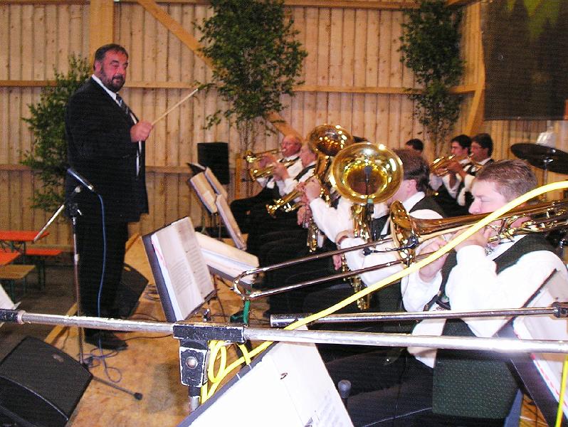C_Frueh_Bgm_dirigiert.JPG - Pflichtaufgabe für den Bürgermeister: die Musik spielt nach seinem Takt.