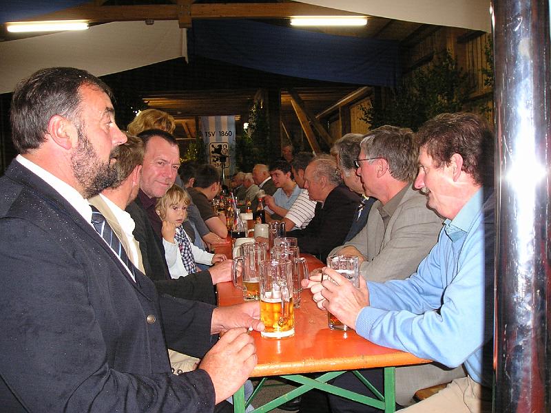C_Fruehschoppen_Bgm.JPG - Traditon seit eh und jeh: nach der Kirche geht's zum Frühschoppen.