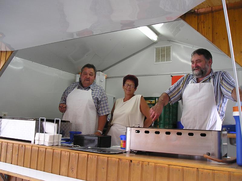 C_Grillteam.JPG - Hatten ebenfalls viel zu tun: das Waldthurner Grillteam im Einsatz.