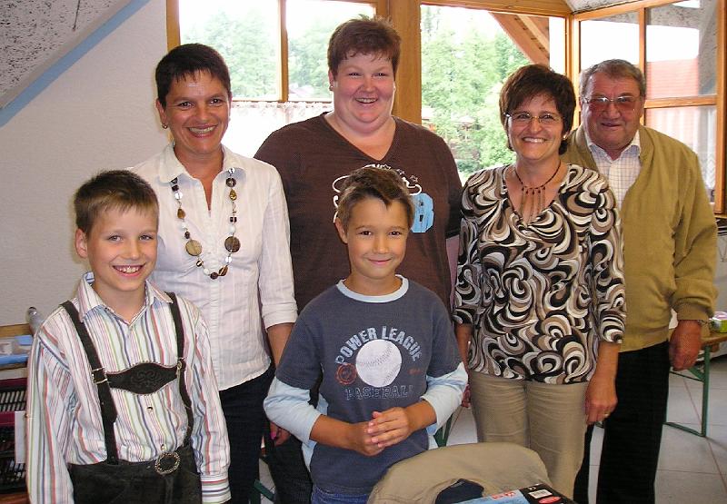 C_Hauptpreis.JPG - Nico Bäumler (Mitte) hatte mit seinem Opa Johann Bäumler (rechts) richtig Schwein: sie gewannen den ersten Preis (CD-Radio-Rekorder) bei der Tombola.