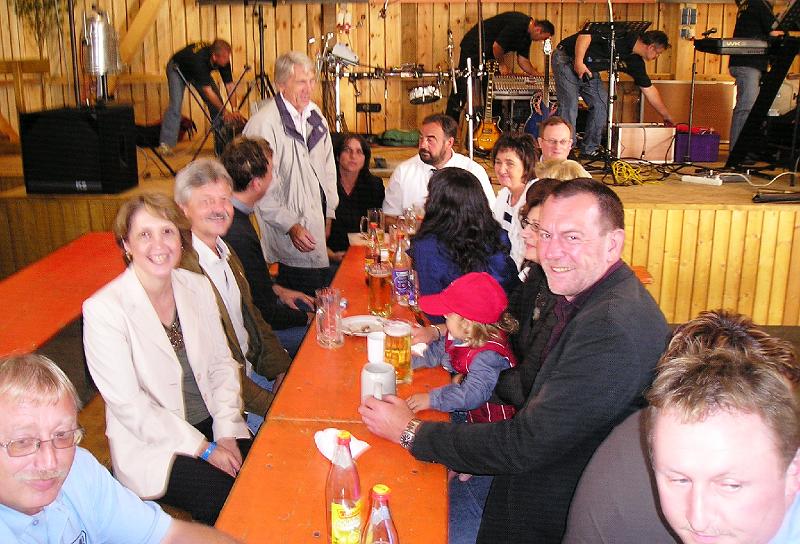 C_Umbau_Promis.JPG - Kurz vor 19 Uhr - die Musiker von "Bayern Pop" bauen ihre Instrumente auf: der Endspurt des Bürgerfestes kann beginnen.