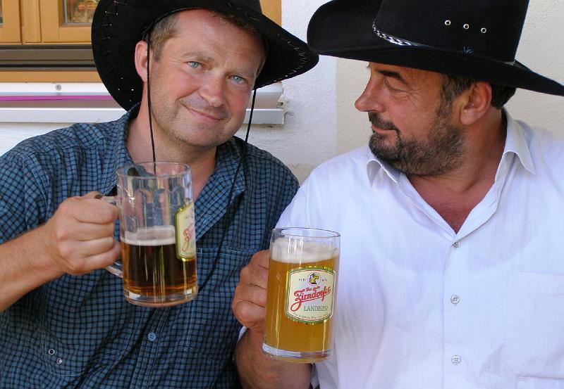 Bgm_Prost.JPG - Zwei Bürgermeister, die eine Sprache sprechen: Miroslav Rauch aus Hostau und Josef Beimler aus Waldthurn.