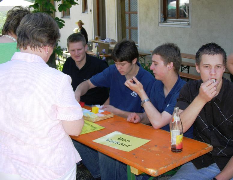 Bonverkauf.JPG - Das JU-Team war für den Bonverkauf zuständig.