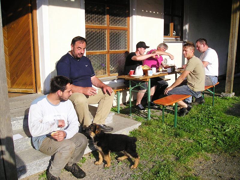 Fruehstueck.JPG - Frühstück für die ersten Helfer am Sonntagmorgen auf dem Gursnhof.