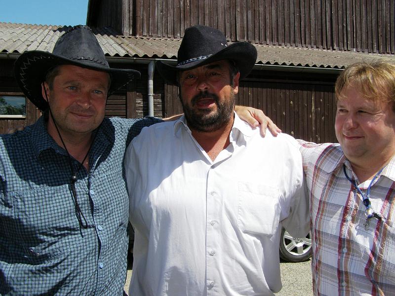 Hostau_da.JPG - Die Bürgermeister aus der Partnergemeinde Hostau/Tschechien fühlen sich beim Waldthurner Bürgermeister wohl.