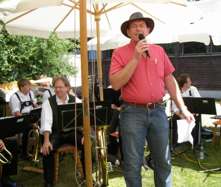 Hubert_Gruss.JPG - CSU-Chef begrüßt zum Frühschoppen mit der Waldthurner Trachtenkapelle die Gäste.