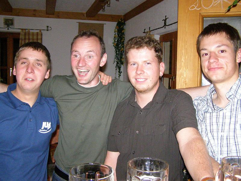 JU_Team.JPG - Das Fest ist aus, schön war's wieder! Das meint auch unser JU-Team, das nach Einbruch der Dunkelheit das Licht an der Theke sucht.