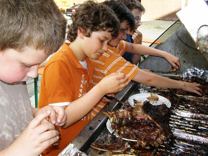 Kids_Reste.JPG - Auf der Suche nach Resten des Grillschweins.