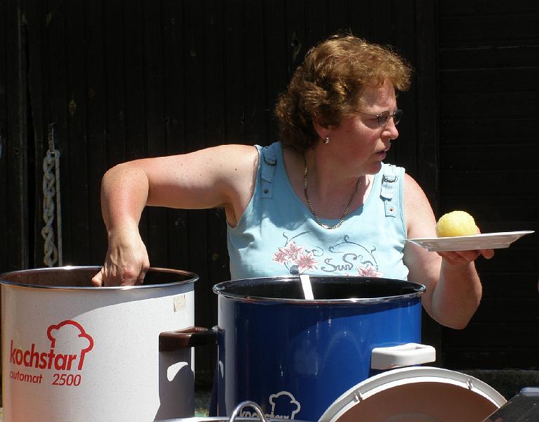 Knoedel.JPG - Zum Schweinshaxn gerhören Knödel, zum Mittagessen ist angerichtet.