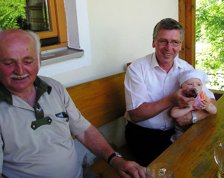 Kreisrat_Baby.JPG - Kreisrat- und Marktrat Alois Weig überrascht mit verborgenen Qualitäten, Getränkelieferant Albert Karl staunt.