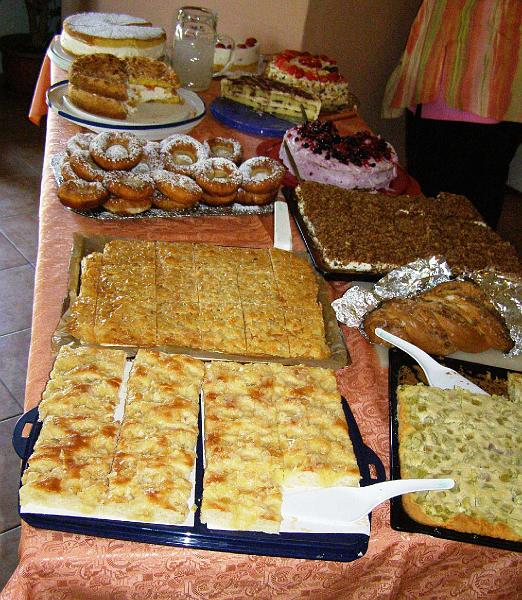 Kuchenbüfett.JPG - Wer die Wahl hat....: reichliches Kuchenbüfett für das Kaffeekränzchen im Biergarten.