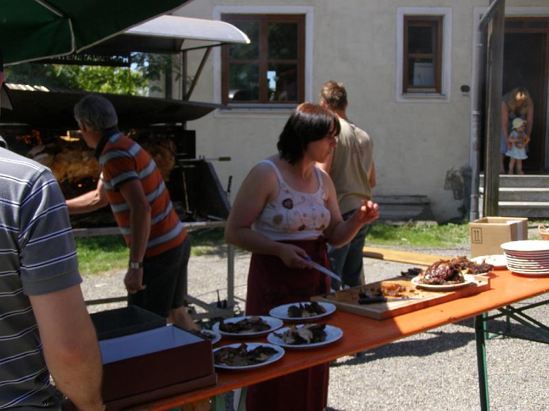 P6010099.JPG - Es wird angerichtet: das Grillschweinderl wird portioniert.