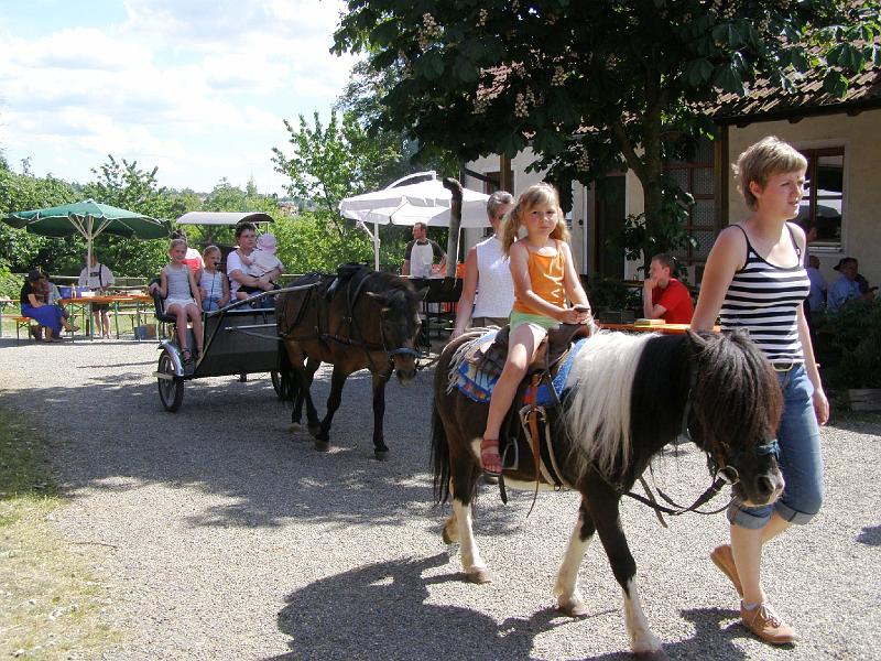 Ponyreiten.JPG - Höhepunkt für die Kinder waren das Ponyreiten und die Kutschenfahrten.