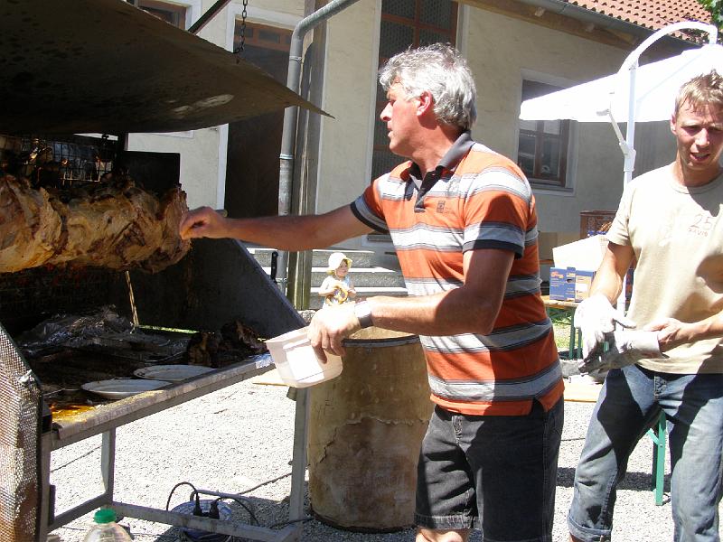 Sauteam.JPG - Andy und Stefan sorgten mit ihrem Team für ein knuspriges Schweindl vom Grill.