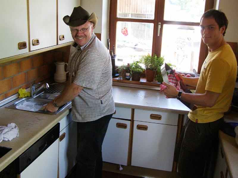 Spueler.JPG - ...andere dürfen drinnen das Geschirr sauber machen.