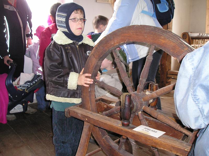 Christian_Spulrad.JPG - Jung-Heimatpfleger Christian erklärt die Funktion eines Spulrades.