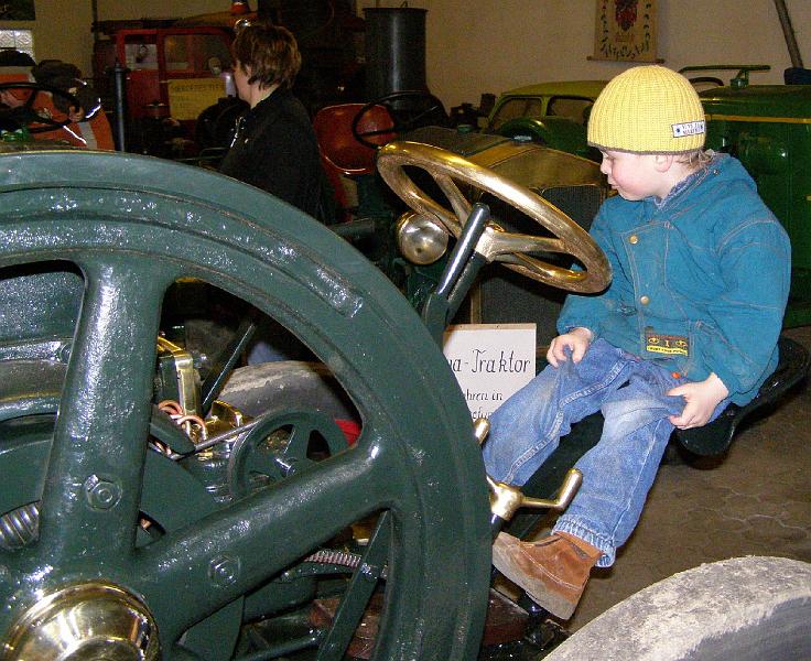 Cool_sitzen_Traktor.JPG - Kleiner Mann ganz groß auf dem alten Traktor.