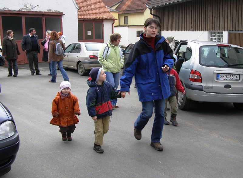 Eintreffen_Rathaus.JPG - Die Hostauer Delegation trifft am Waldthurner Rathaus ein.