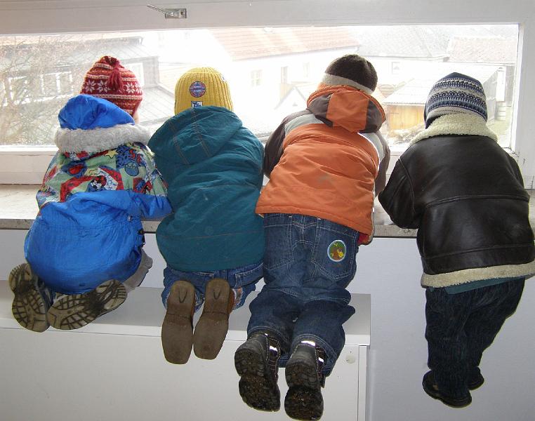 Fenstergucker.JPG - ....schauen interessierte Zuhörer dem Treiben auf dem Kirchplatz zu.