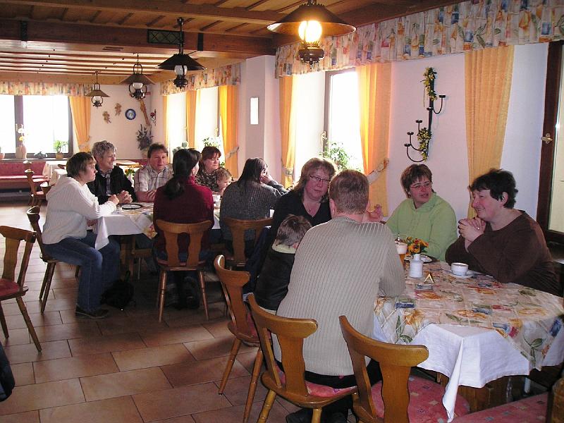Kaffee_Gipfl.JPG - Nach der Kirchenführung geht's zu einer kleinen Kaffeerunde zum Gipfwirt.