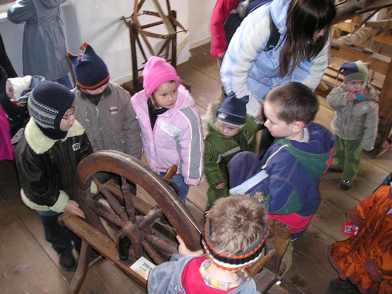 Kids_Spinnrad.JPG - "Was ist denn das für ein komisches Fahrrad?" - Das Waldthurner Heimatmuseum wird besichtigt.