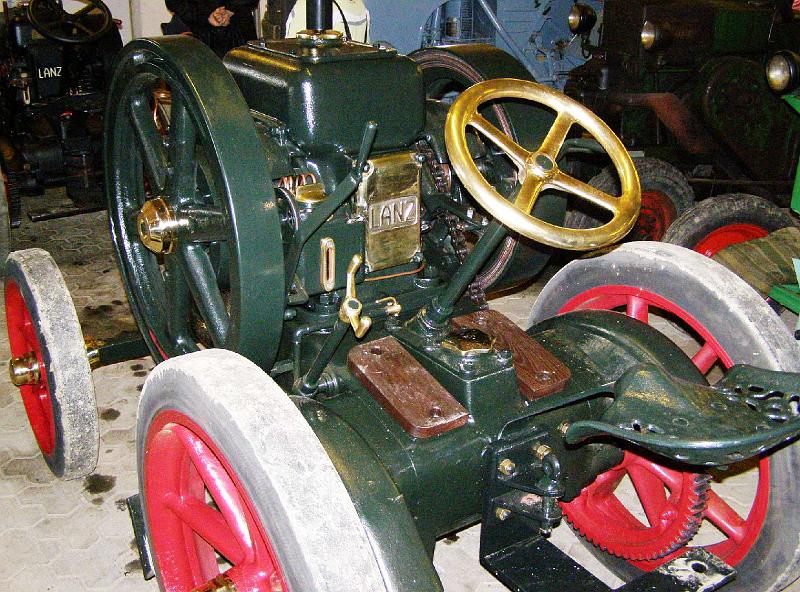 Lanz_neu.JPG - Ein alter Lanz mit goldenem Lenkrad, handgefertigt in Polen, steht seit wenigen Tagen im Museum.