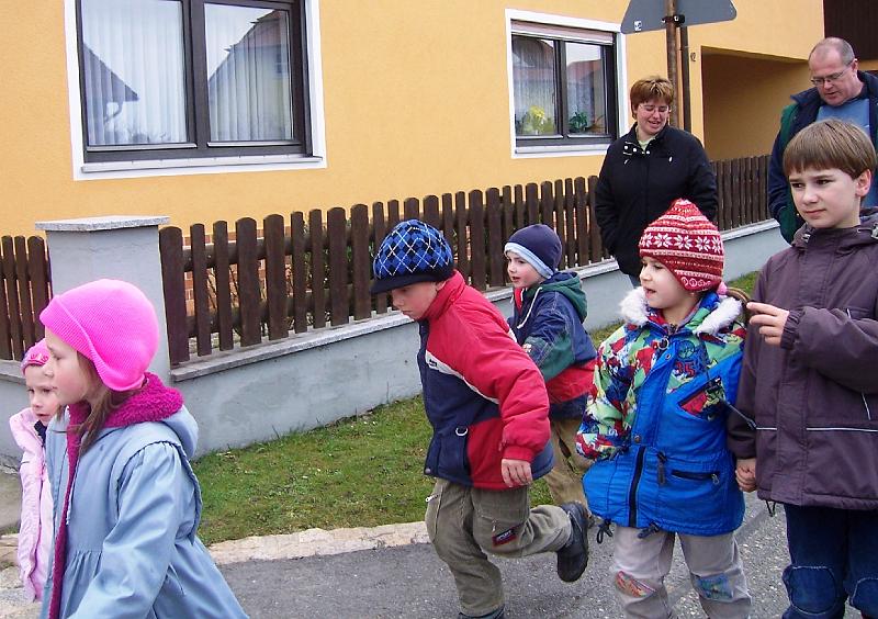 Marschieren.JPG - Die Truppe geht zu Fuß von Waldthurn nach Woppenrieth.