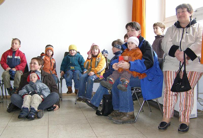 Rathaus_Sitzen.JPG - Im Rathaussaal in Waldthurn lauschen die Gäste den Worten des Bürgermeisters.
