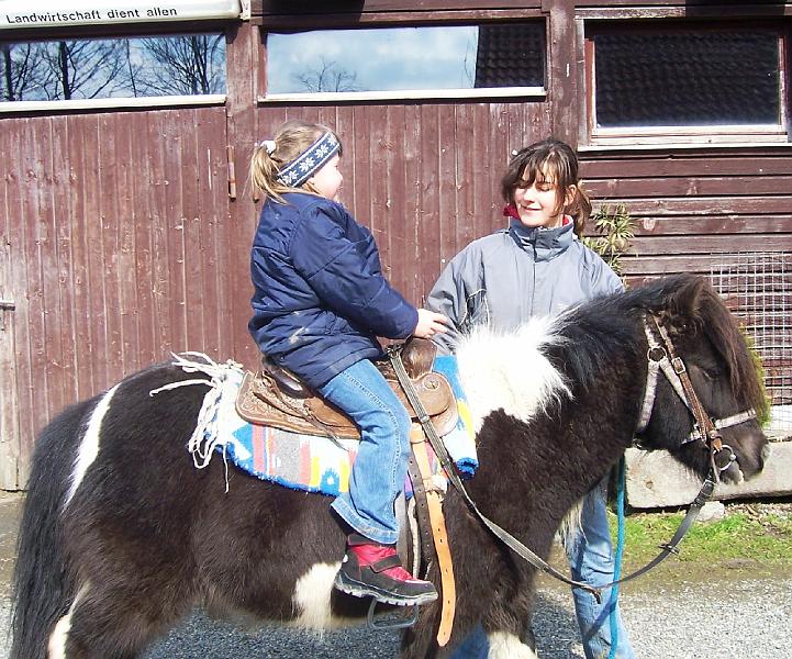 Reiten.JPG - Das Schönste zum Schluss: Ponyreiten mit der hübschen Reitlehrerin Anna.