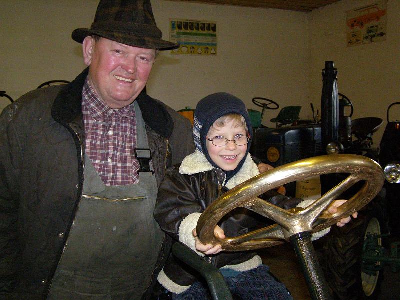 Traktorfahrer.JPG - Der Museumsbesitzer hat ein Herz für maschinenbegeisterte Kinder.