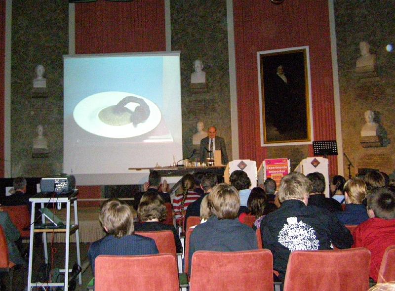 Chemieexperimente.JPG - Experimente aus dem Alltag zeigte ein berühmter Chemieprofessor.