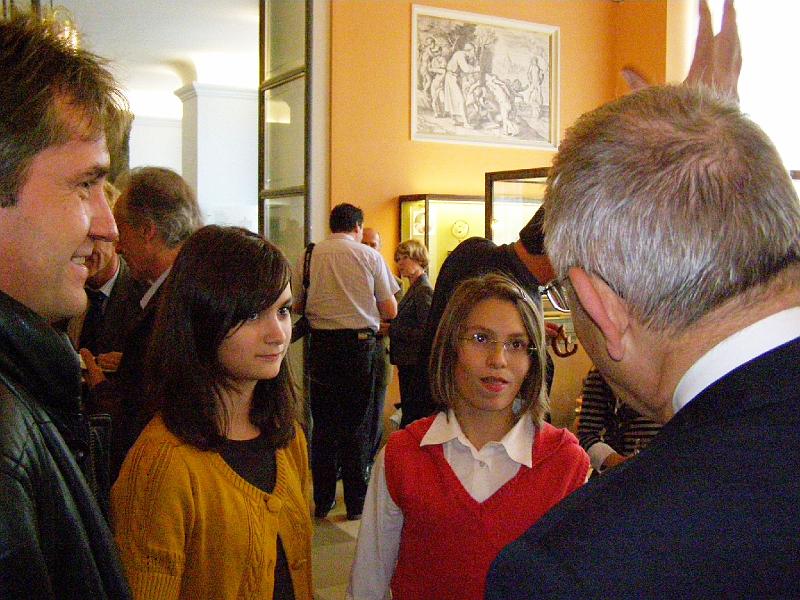 Ministerialgespraech.JPG - Ein Vertreter des Ministeriums im Gespräch mit den beiden Preisträgerinnen aus Waldthurn.