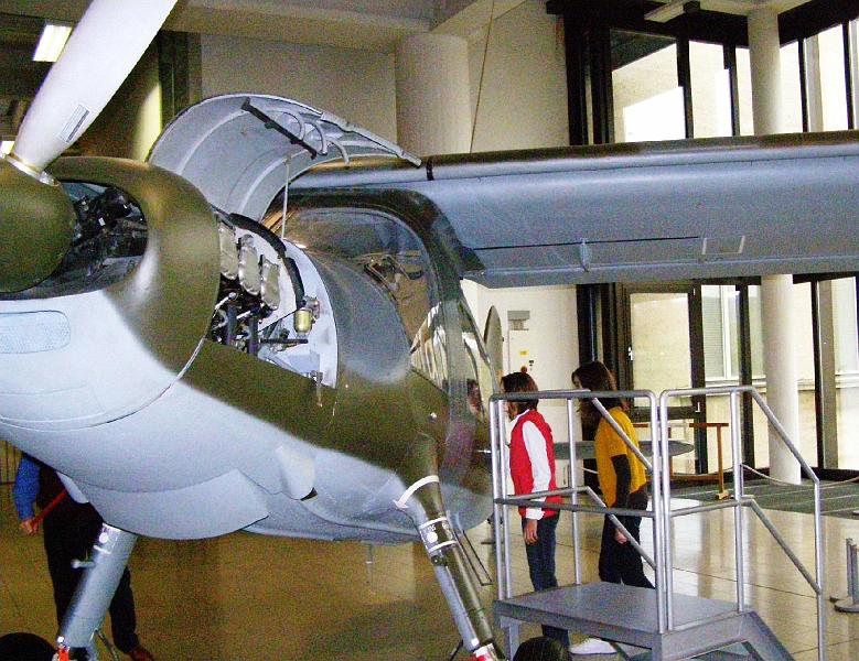 Museum_Flieger.JPG - Nadja und Lena machen noch einen kleinen Rundgang im Deutschen Museum.